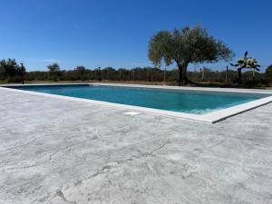 an empty swimming pool in a parking lot at B&B L'Uliveto in Marzamemi