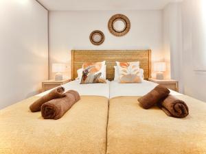een slaapkamer met een groot bed met 2 kussens bij Casa Natura Levante Beach in Santa Pola