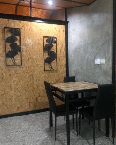 Koh Lone的住宿－แครินโฮมสเตร์，墙上的桌子和椅子