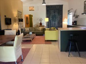 - un salon avec un canapé et une table dans l'établissement Domaine la Borniotte, à Saint-Alvère