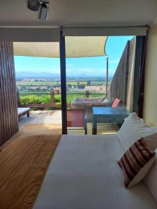 een slaapkamer met een bed en een balkon met uitzicht bij Colchagua D'vino in Santa Cruz