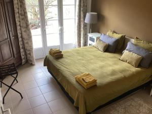 - une chambre avec un grand lit et 2 serviettes dans l'établissement Domaine la Borniotte, à Saint-Alvère