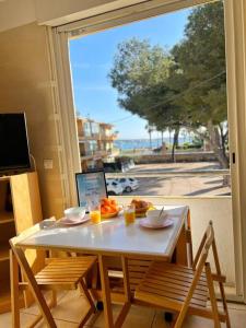 uma mesa com comida numa sala com uma janela em Sanary, Vue mer à petit prix, plage à pieds em Sanary-sur-Mer