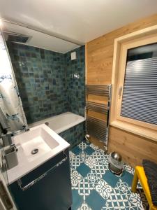 uma casa de banho com um lavatório, um chuveiro e uma banheira em Chalet L'Adret, 3,5 pièces dans les combles. em Gryon