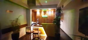 una habitación con un pasillo con una puerta y plantas en Greenview holiday inn, en Munnar