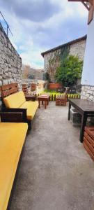 een patio met banken en tafels in een gebouw bij Villa Maria - Berat Castle in Berat