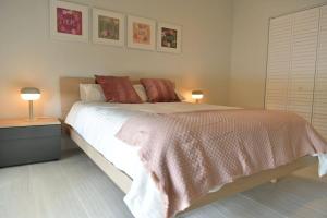 利亥耶克斯的住宿－Luxury contemporary hidden gem，一间卧室配有一张大床和两盏灯