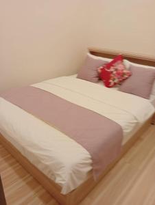 Una cama con dos almohadas encima. en 金富有民宿, en Chishang