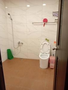 y baño con aseo y cabina de ducha. en 金富有民宿, en Chishang