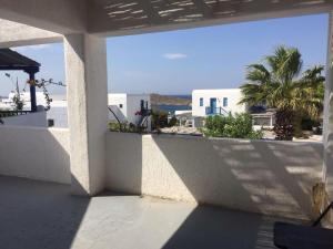 Rõdu või terrass majutusasutuses Mykonian house with shared pool