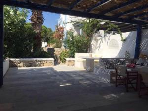 Rõdu või terrass majutusasutuses Mykonian house with shared pool