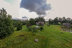 eine Luftansicht eines Hauses auf einem grünen Feld in der Unterkunft Hortus Paradisum in Ikšķile