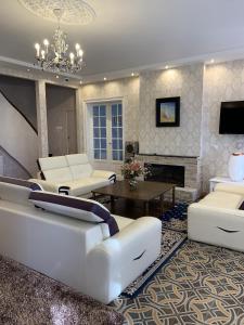 sala de estar con muebles blancos y chimenea en GERS -Midi-Pyrénées -Appartement 2chambres, en Castelnau-dʼAuzan