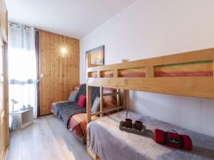 a bedroom with two beds and a bunk bed at Appartement Saint-Lary-Soulan, 3 pièces, 6 personnes - FR-1-296-384 in Saint-Lary-Soulan