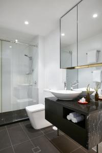 uma casa de banho com um lavatório, um WC e um chuveiro em Art Series - The Watson em Adelaide