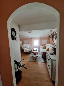 een woonkamer met een bank en een tafel bij Apartment DUNJA in Pluzine