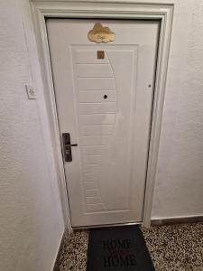 una puerta con un letrero de casa en ella en Apartment DUNJA, en Plužine