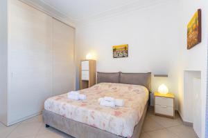 Un dormitorio con una cama con dos toallas encima. en Appartamento Centrale Con Parcheggio e Wi-Fi Gratuito AC, en Alba