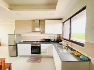 eine Küche mit einem Waschbecken und einem großen Fenster in der Unterkunft Best View Malindi Guest House in Mwembe Maepe