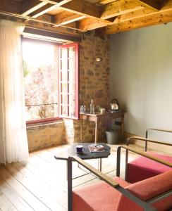 Évran的住宿－Le Moulin du Mottay，客厅配有桌子和窗户