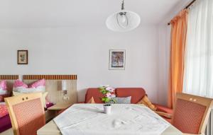 Χώρος καθιστικού στο Beautiful Apartment In Bad Griesbach