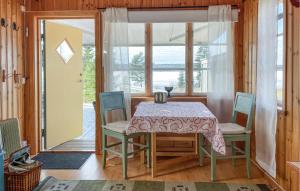 ein Esszimmer mit einem Tisch, Stühlen und einem Fenster in der Unterkunft Beautiful Home In Kil With Wifi in Rolfsbol