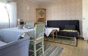 ein Wohnzimmer mit einem Tisch und einem Sofa in der Unterkunft Beautiful Home In Kil With Wifi in Rolfsbol