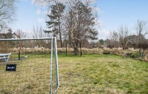 Zahrada ubytování Cozy Home In Sjællands Odde With Wifi