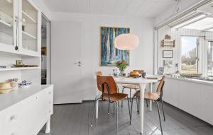 Kuchyň nebo kuchyňský kout v ubytování Cozy Home In Sjællands Odde With Wifi + 7 fotografií