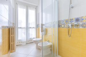 Un baño con inodoro y ducha de cristal. en Appartamento Centrale Con Parcheggio e Wi-Fi Gratuito AC, en Alba 15 fotos más
