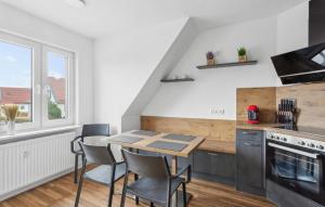cocina con mesa y sillas en Amazing Apartment In Benneckenstein With Kitchen, en Benneckenstein