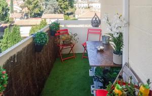 mały balkon z zieloną trawą i roślinami w obiekcie Nice Apartment In Carpentras With Wifi w mieście Carpentras