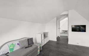 a living room with a couch and a flat screen tv at Amazing Apartment In Benneckenstein With Kitchen in Benneckenstein