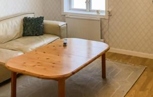 a wooden coffee table in a living room with a couch at Nice Home In Hunge With House Sea View in Bräcke