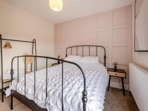 Ein Bett oder Betten in einem Zimmer der Unterkunft Ivy Cottage