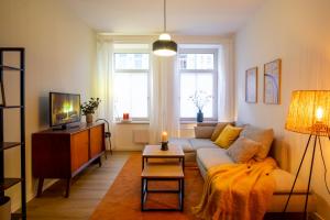 un soggiorno con divano e TV di Pari Lindenau a Lipsia