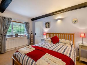 ein Schlafzimmer mit einem Bett mit Handtüchern darauf in der Unterkunft Little Crawfish Cottage in Thursford