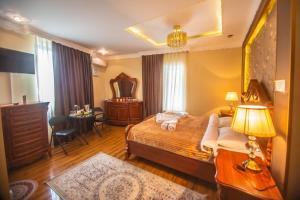 Postel nebo postele na pokoji v ubytování HOTEL caravan palace
