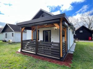 una pequeña casa con techo en un patio en Vila VALENTINA, en Čatež ob Savi