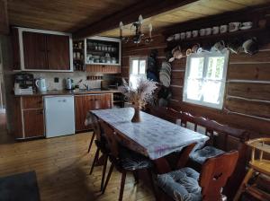 Kuchyň nebo kuchyňský kout v ubytování ROUBENKA KRÁLÍKY cena za celý objekt