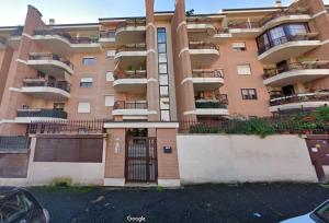 un gran edificio de apartamentos con una puerta enfrente en Grazioso monolocale a Pomezia, en Pomezia