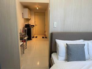 a room with a bed and a kitchen and a room with a kitchen at Jazz Residences Makati City by darpm in Manila