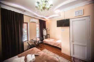 TV a/nebo společenská místnost v ubytování HOTEL caravan palace