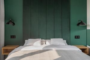 1 dormitorio con 1 cama grande y paredes verdes en AVAPARTS apartament GREEEN, en Jastarnia