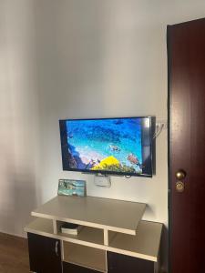 een flatscreen-tv aan een muur in een kamer bij Vlora Central & Comfy Apartment in Vlorë +21 foto's