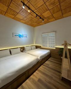 a bedroom with two beds and a window at La Mer House Đà Lạt in Ấp Ða Lợi
