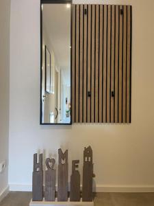 a mirror on a wall with a painting of people at mein Hopfengut by heinkewohnraum in Tettnang