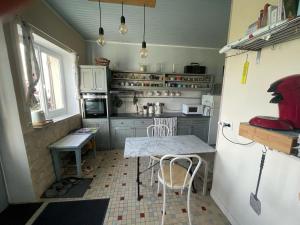 Photo de la galerie de l'établissement charmante maison avec belle vue, à Sarrazac 17 autres photos