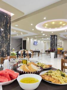 un tavolo con sopra piatti di cibo di Hotel Antik a Golem