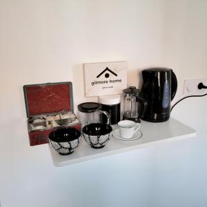 ein Regal mit einer Kaffeemaschine und einer Schachtel darauf in der Unterkunft GILMORE Home - close to PARIS center in La Courneuve